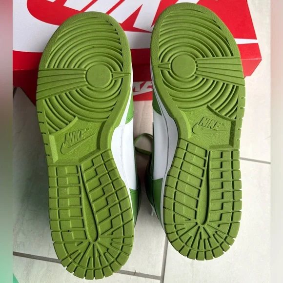 Mens 11.5 Nike Chlorophyll Dunks - Picture 7 of 11
